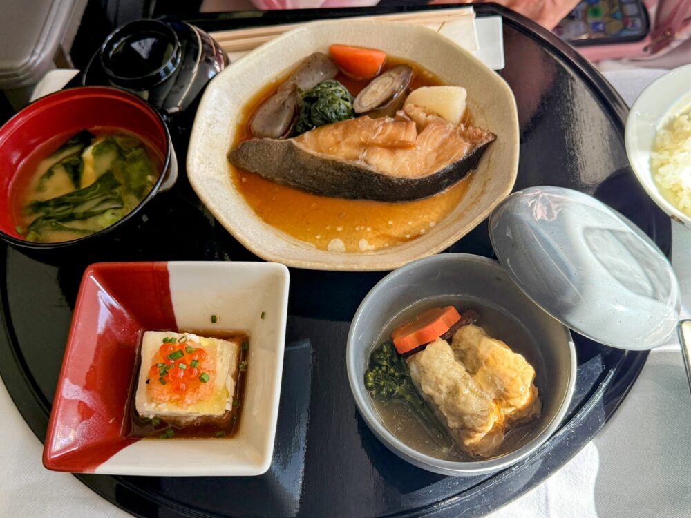和食のメインメニュー。ふっくらとした銀鱈生姜煮、ご飯、お味噌汁、小鉢のセット。