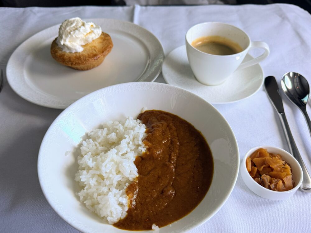 醍醐監修の果実とスパイス香るヴィーガンカレー(ハーフサイズ)と、温かいアップルパイ。