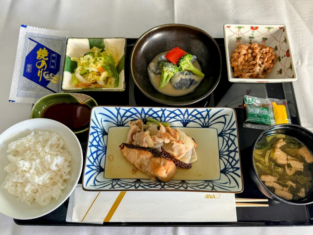 羽田到着前にいただいた和朝食(軽いお食事)。銀ひらす幽庵焼きや納豆など。