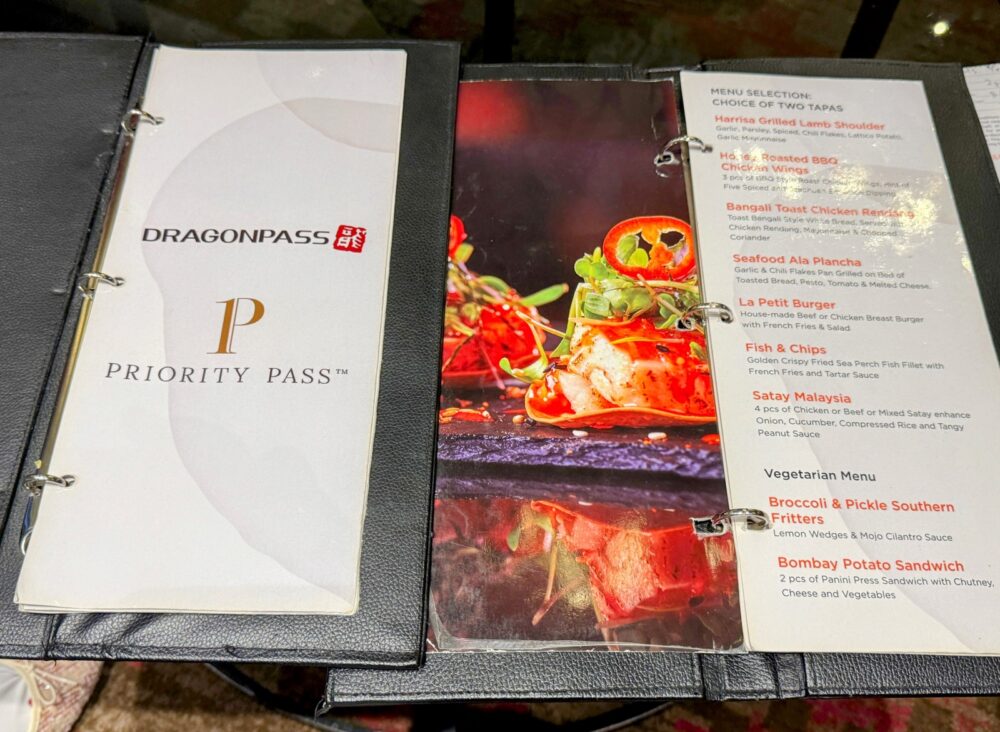 スフィアラウンジのメニュー表紙。プライオリティパスとDragonPassのロゴ入り