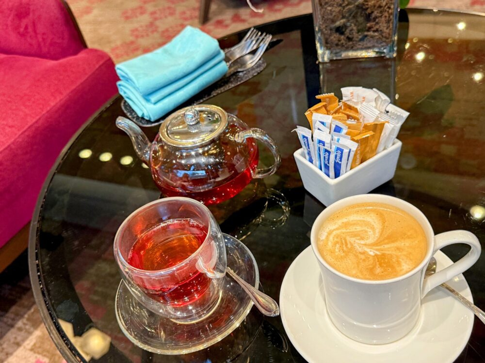 スフィアラウンジで注文したカフェラテとガラスポットの紅茶