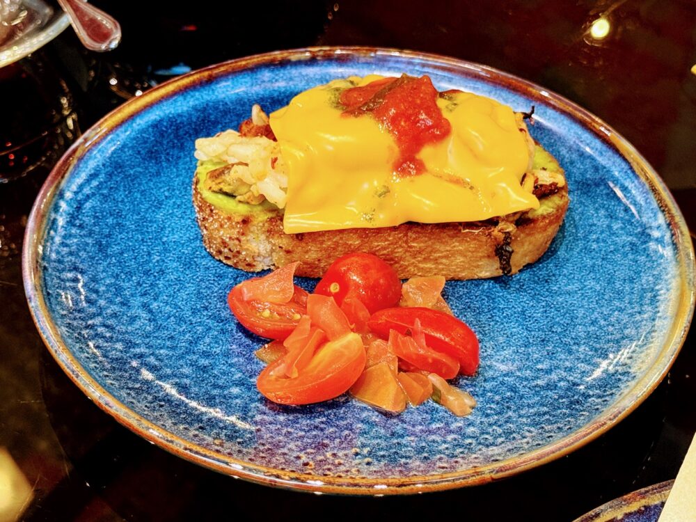 スフィアラウンジのベンガル風トースト チキンルンダン。とろけるチーズのせ