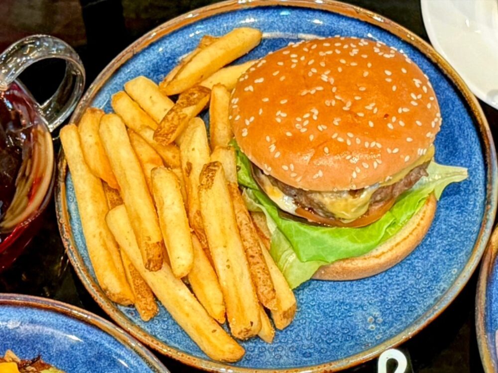 スフィアラウンジのラ・プチバーガー。フライドポテト添え