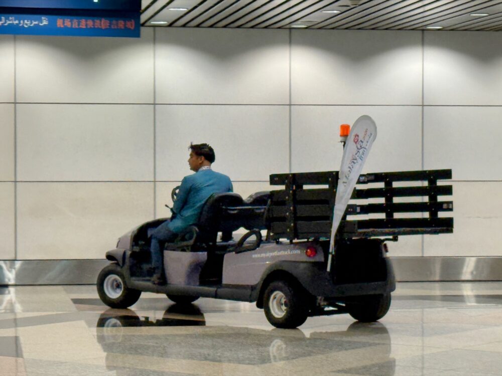 クアラルンプール空港の連絡通路を走る無料バギー