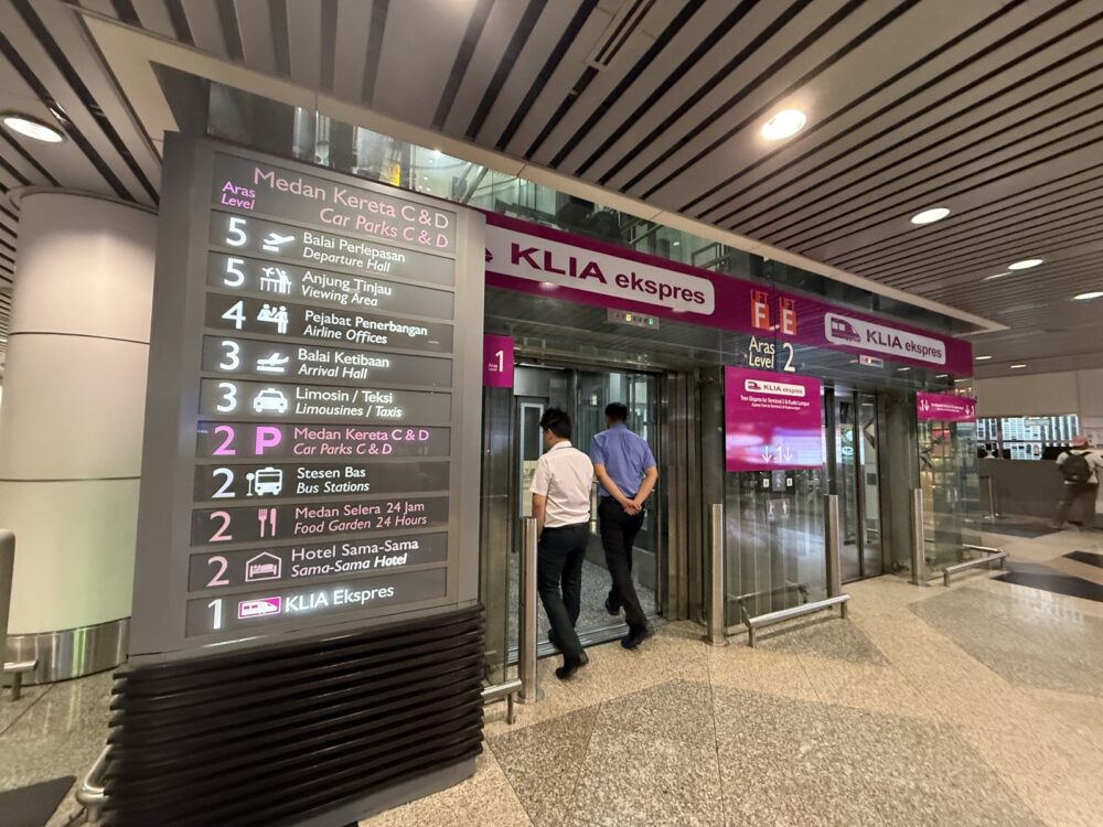 KLIAエクスプレス乗り場のエレベーターとフロア案内板