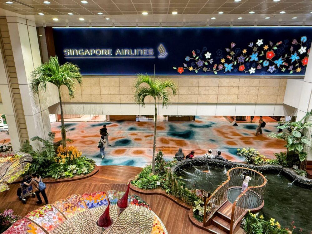 シンガポール航空のカラフルな壁面アートと水のディスプレイ