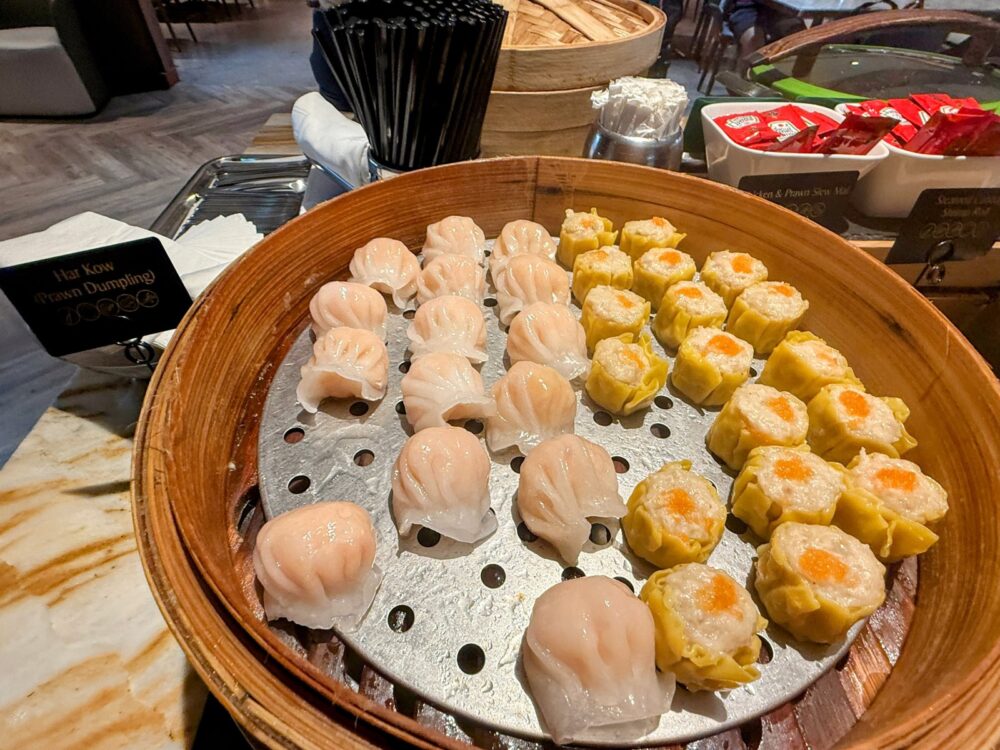 シルバークリスラウンジのせいろの中に綺麗に並べられた、ハーガオ(海老蒸し餃子)と焼売。