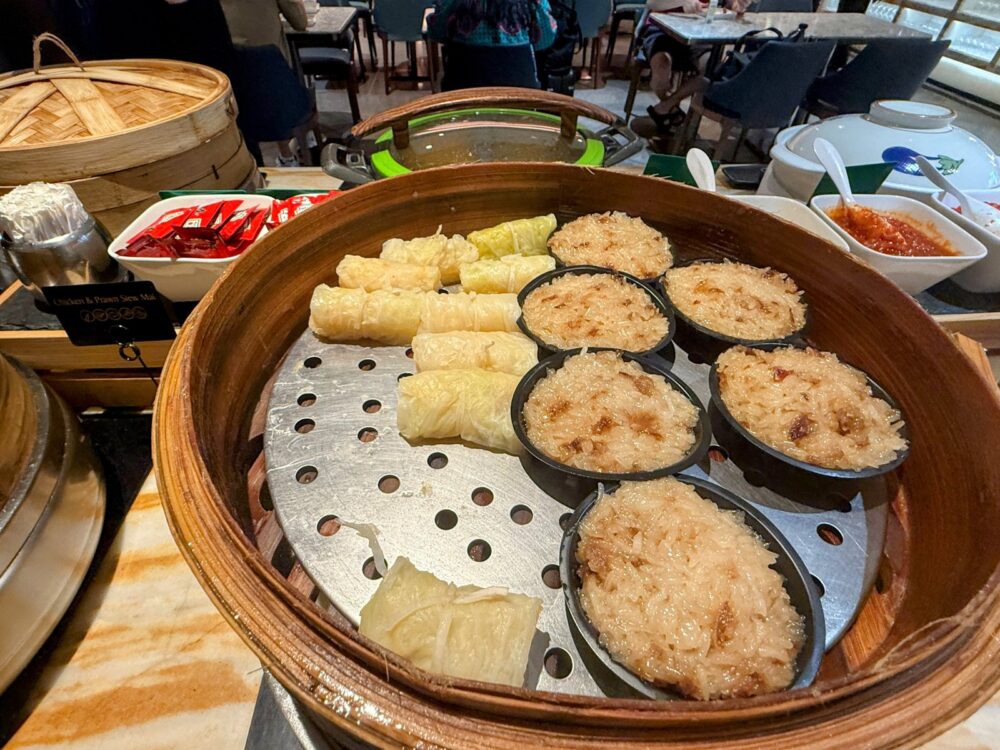 シルバークリスラウンジのせいろの中の、野菜巻きとカップに入ったおこわ(糯米鶏風)。