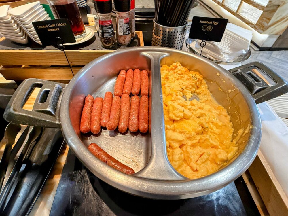 シルバークリスラウンジの朝食のソーセージとスクランブルエッグ