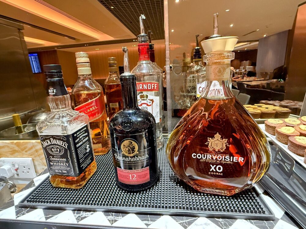 シルバークリスラウンジのバーコーナーに並ぶ、ジャックダニエル、ブナハーブン、クルボアジェ XOなどの各種ボトル。