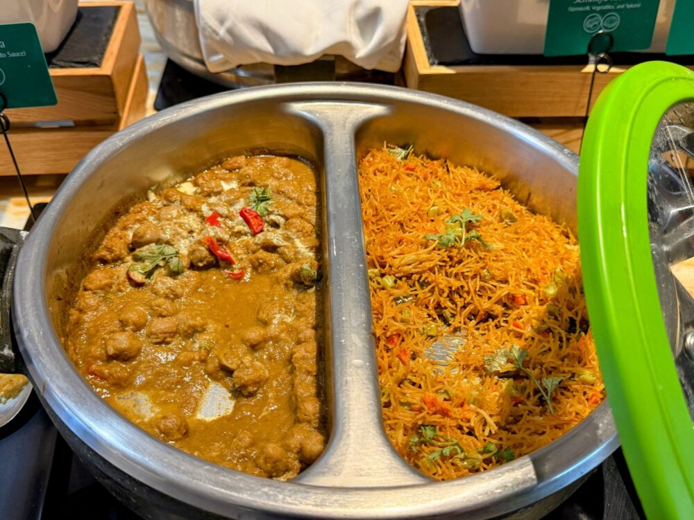 シルバークリスラウンジのビリヤニと焼きそば