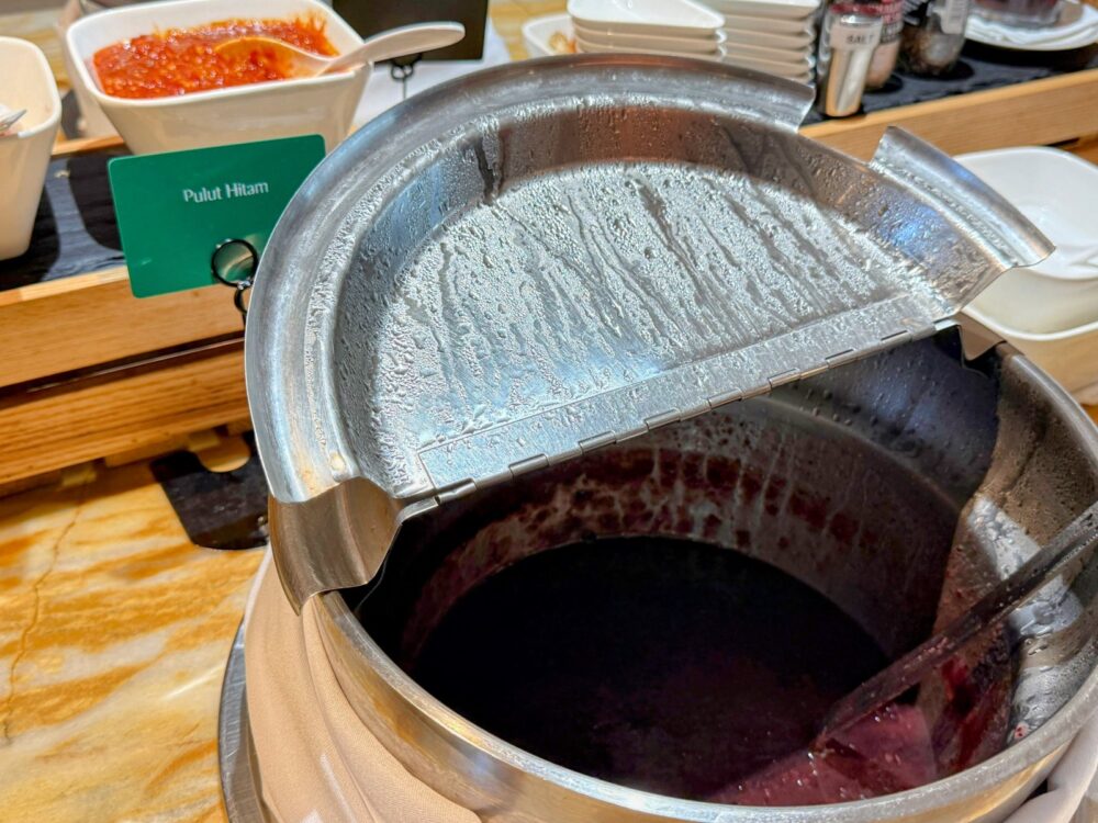 シルバークリスラウンジの保温鍋で提供されている、黒米のぜんざい「プルッ・ヒタム(Pulut Hitam)」。
