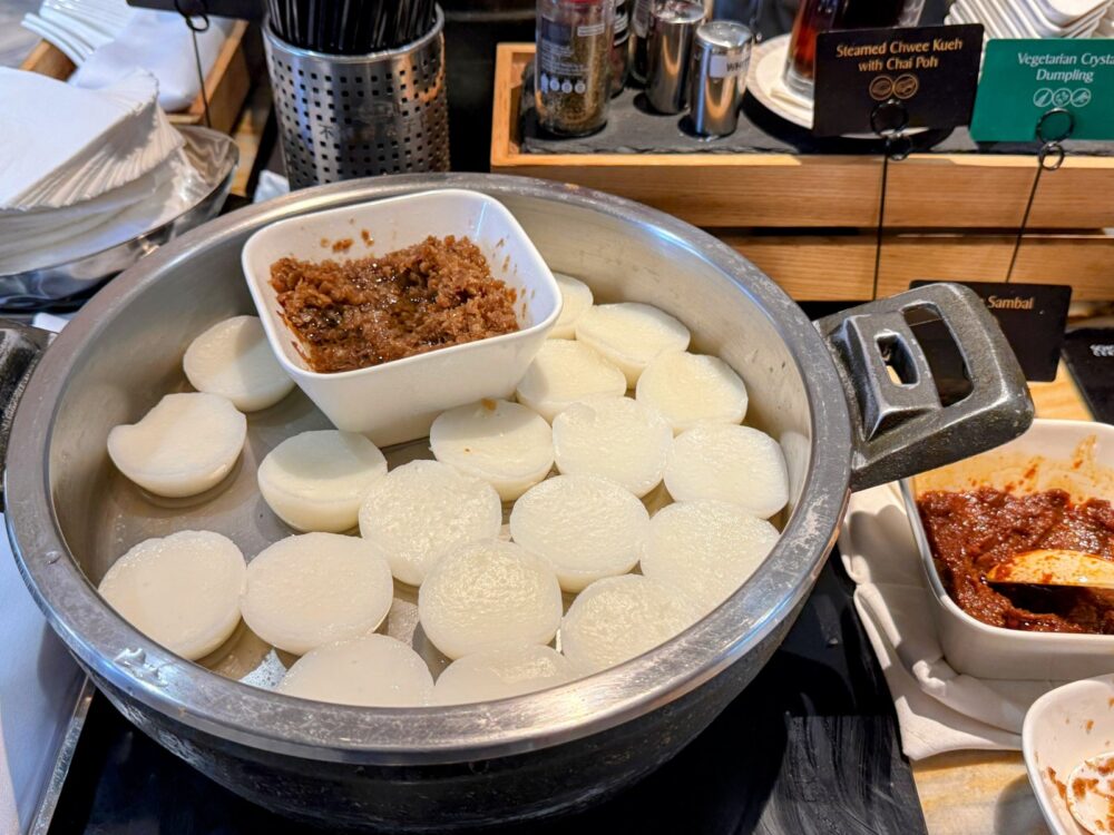 シルバークリスラウンジの蒸し餅(チーチョイ・クエ)と、小皿に入ったサンバルソース。