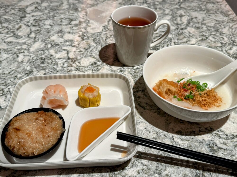 シルバークリスラウンジでいただいた紅茶・お粥・点心のお盆