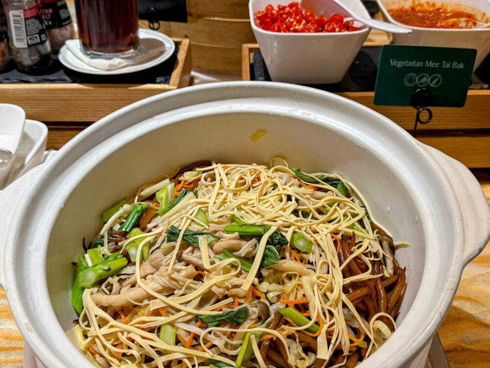 シルバークリスラウンジの野菜入り焼きそば