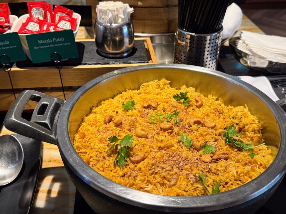 シルバークリスラウンジのカシューナッツと揚げエシャロットがトッピングされた、スパイス風味のピラフ(マサラ・プラオ)。