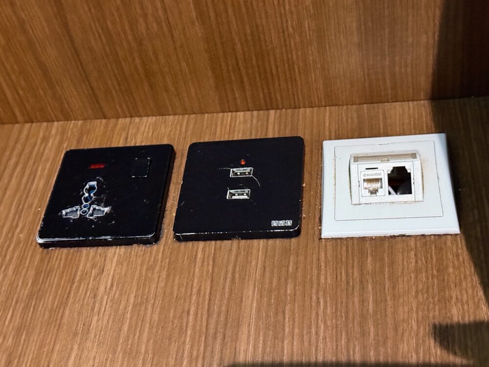 埋め込み型の電源・USBポートとLANポートのクローズアップ。