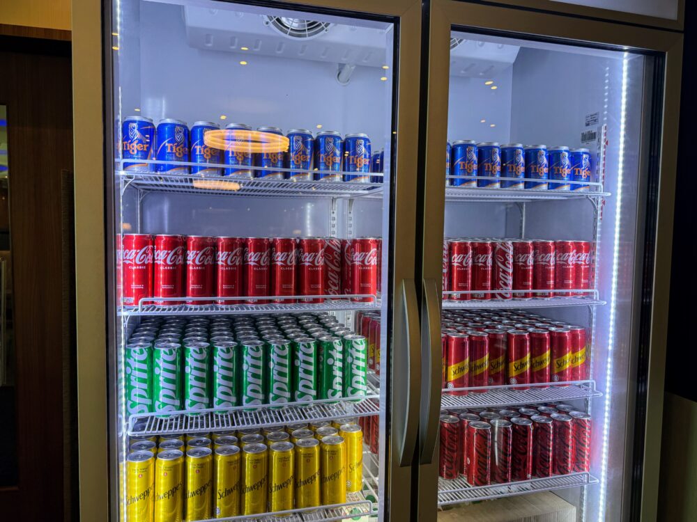 SATSプレミアラウンジの缶ビールやソフトドリンクが豊富に並ぶ冷蔵庫。