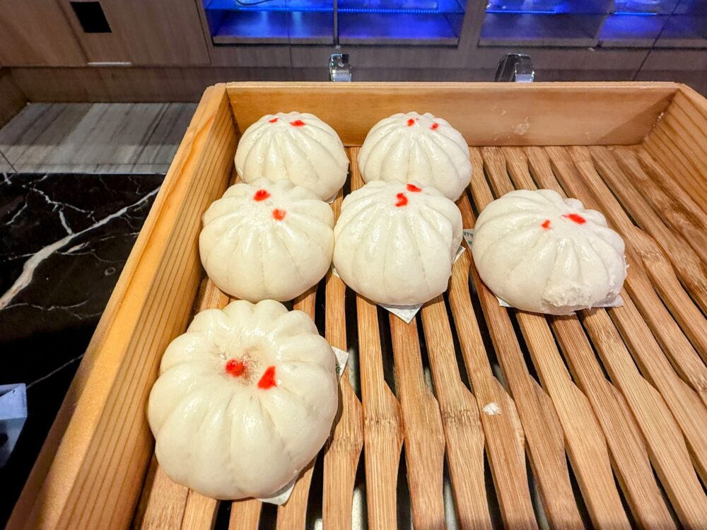 SATSプレミアラウンジの木の蒸籠に入った、温かい肉まん（パオ）。