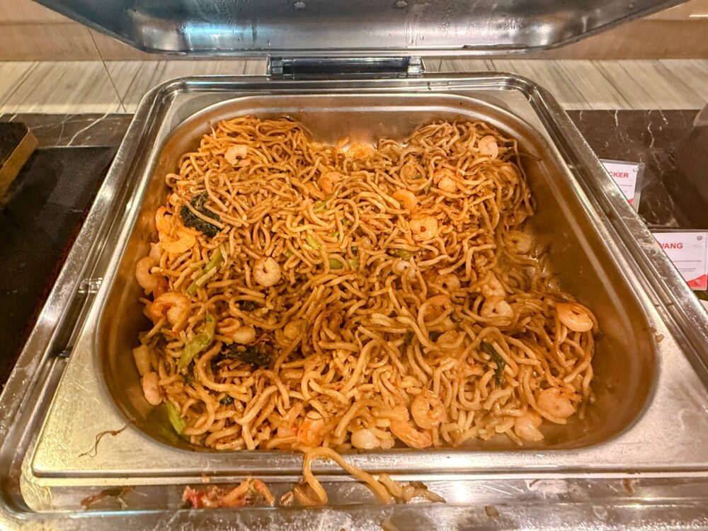 SATSプレミアラウンジのビュッフェコーナーで提供されている、エビ入りの焼きそば。