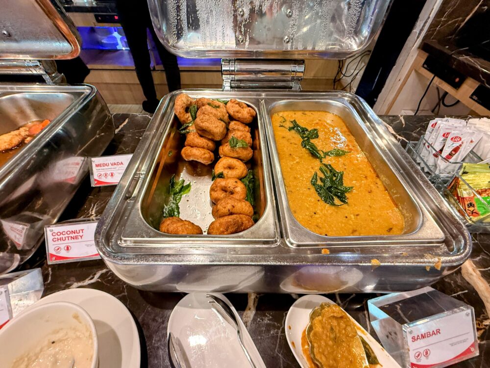 SATSプレミアラウンジのインド料理の定番であるメドゥワダ（揚げ物）と、横にはサンバルカレー。