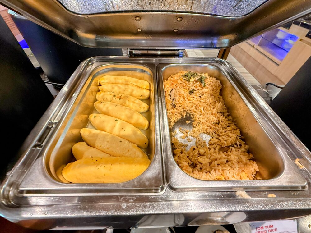 SATSプレミアラウンジのふんわりとしたオムレツと、トムヤム味の炒飯。