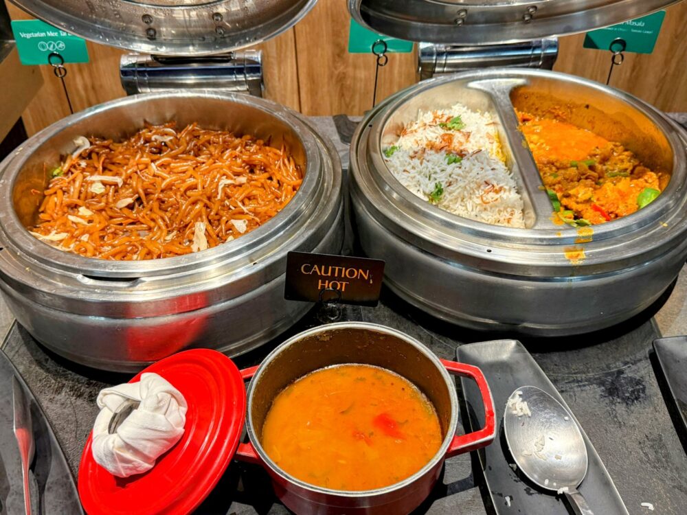 クリスフライヤー・ゴールドラウンジのビリヤニとカレーの保温鍋