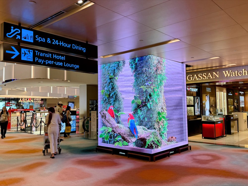 チャンギ空港第2ターミナルの「Spa & 24-Hour Dining」案内サイン。LEDの鳥のディスプレイが目印