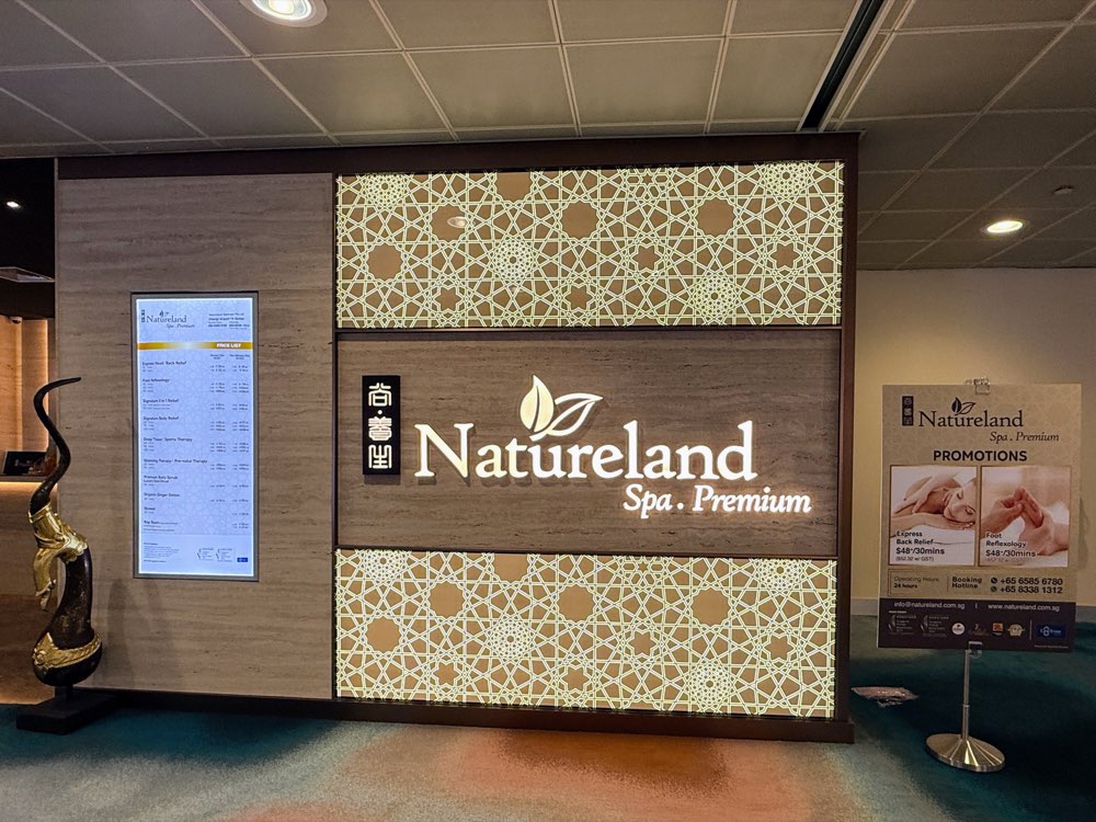 チャンギ空港T2のNatureland Spa Premiumの外観。入口横に料金表とプロモーション看板