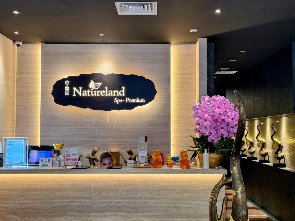 Naturelandの受付カウンター。胡蝶蘭が飾られた上品な雰囲気