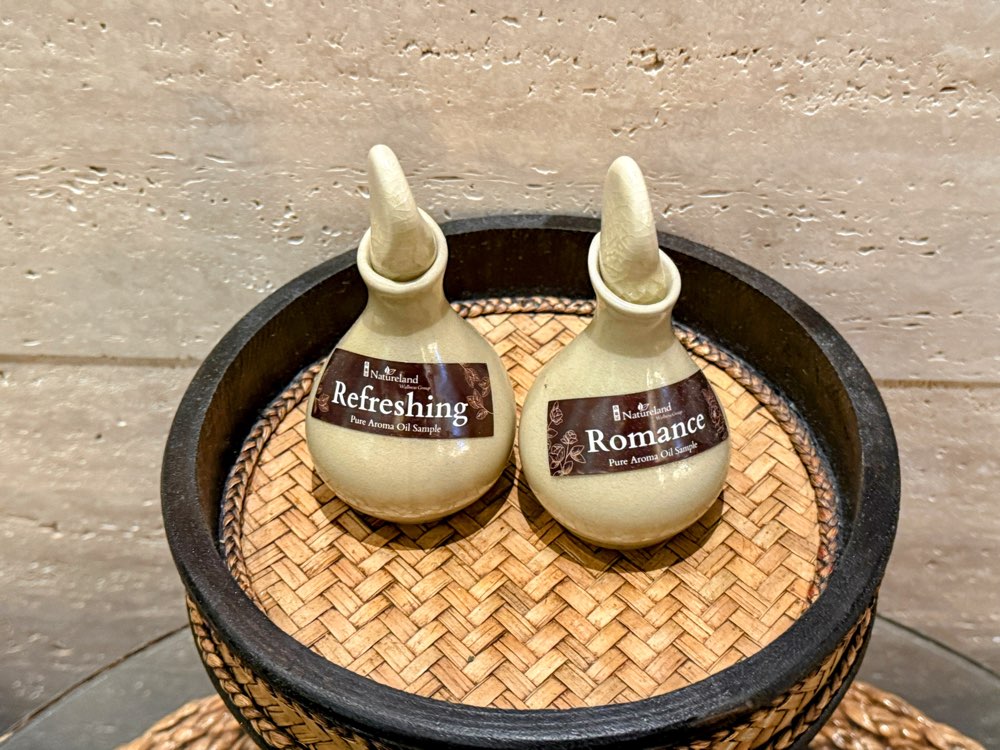 Naturelandに展示されたアロマオイルのサンプル(RefreshingとRomance)