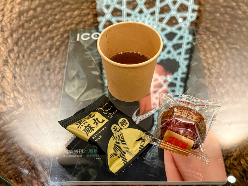 Naturelandのマッサージ後にいただいた温かいお茶と黒ごまのお菓子