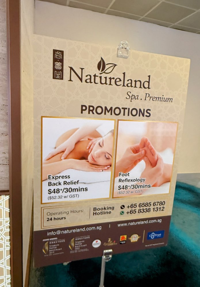 Naturelandのプロモーション看板。バックマッサージと足つぼ30分S$48+