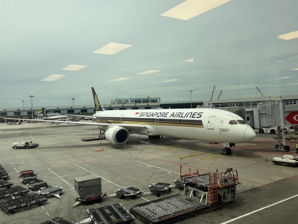 チャンギ空港の搭乗ゲートから見たシンガポール航空の飛行機