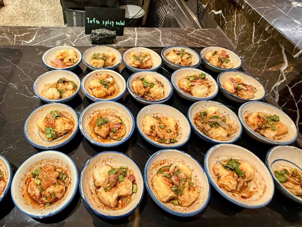 アフタヌーンティーのセイボリー、豆腐のスパイシーサラダの小皿。
