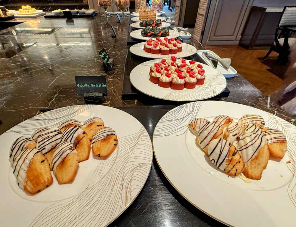 ロイヤルクラブラウンジのアフタヌーンティーの軽食。