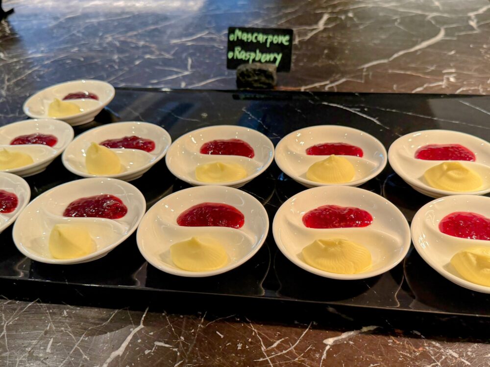 アフタヌーンティーのスイーツコーナー。