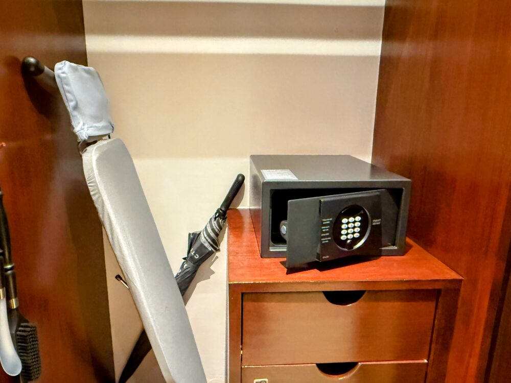 ロイヤルスイートのクローゼット内のセーフティボックス、アイロン、傘などの備品。