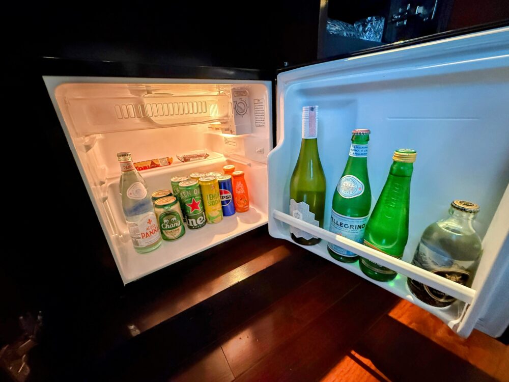 ミニバーのグラスとドリンクが整然と並ぶ様子。