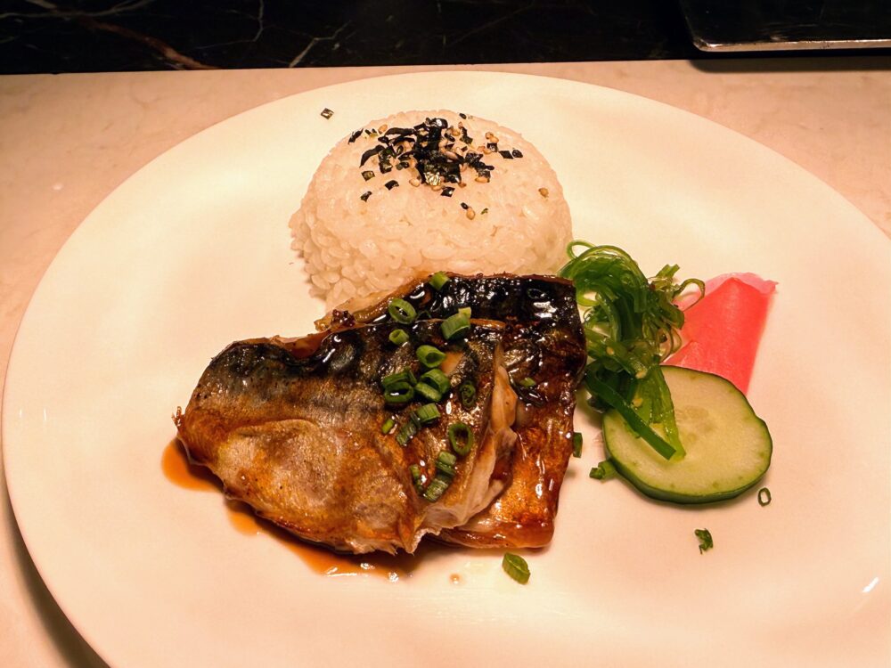 イブニングタイムに並ぶ前菜やサラダ。