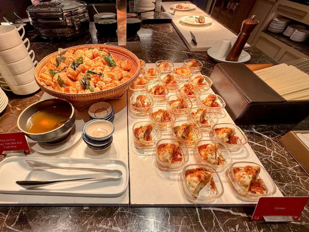 イブニングカクテルの小皿料理が美しく整列した様子。