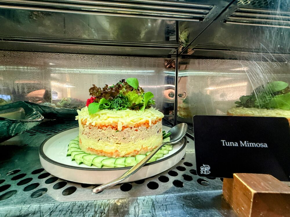イブニングカクテルで提供される一口サイズの料理。