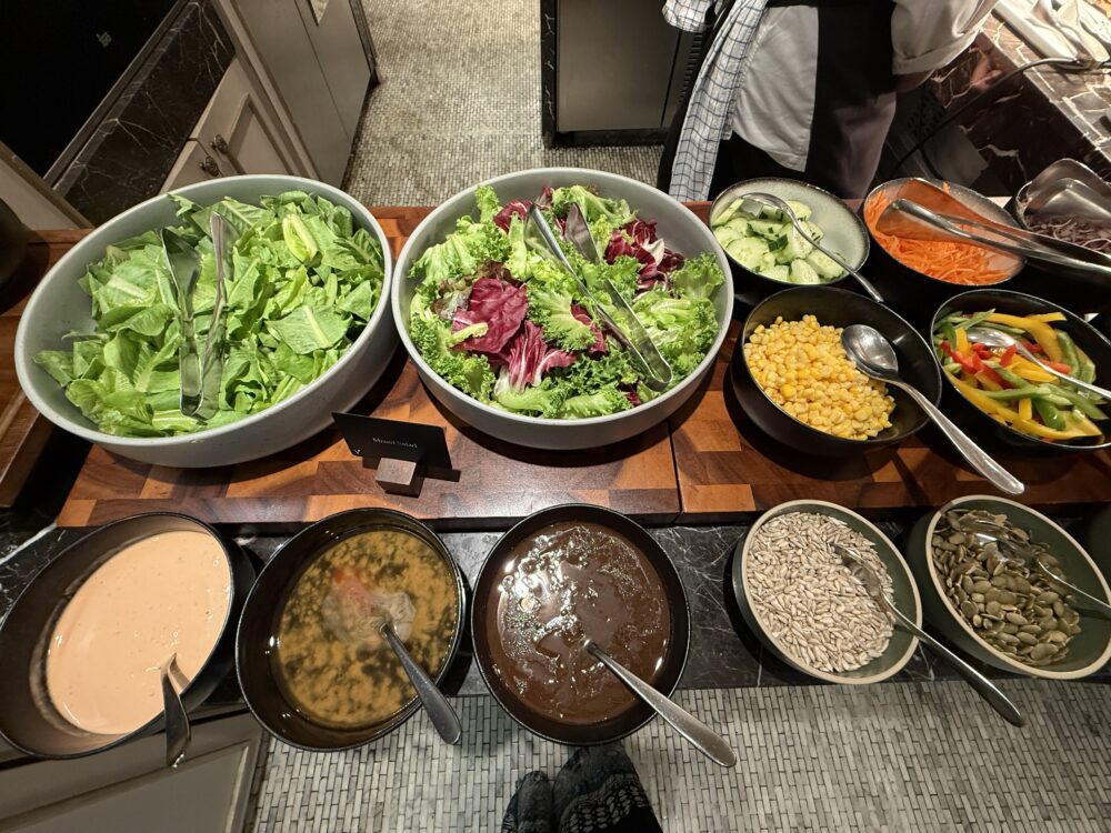 彩り豊かなイブニングの小皿料理。