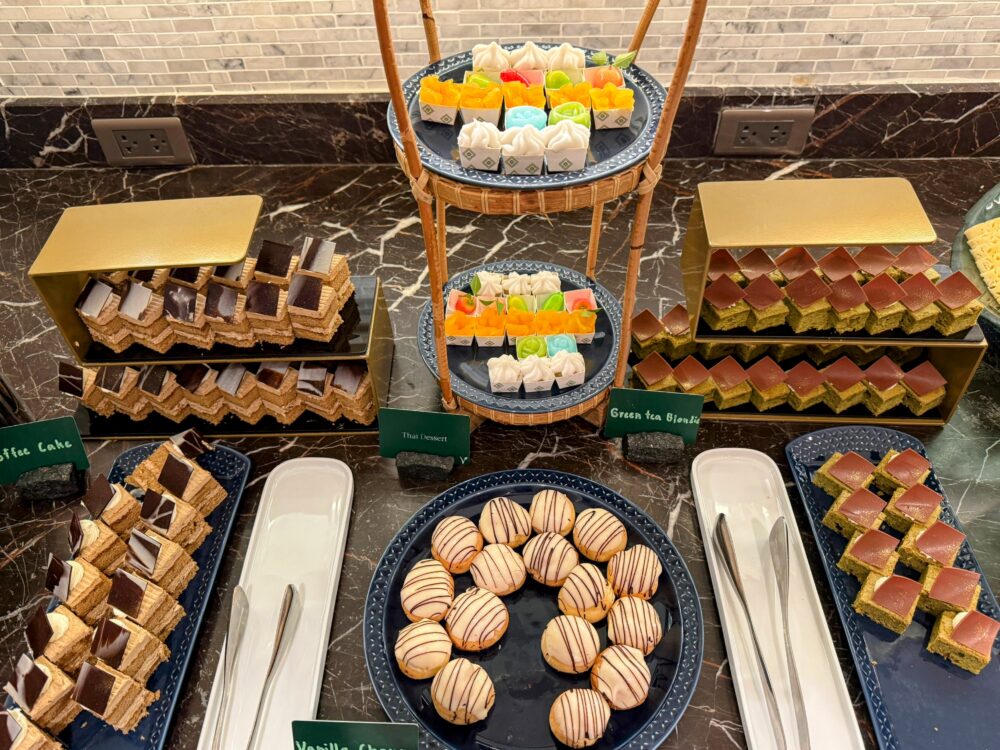 ロイヤルクラブラウンジのイブニングタイムの料理の並び。