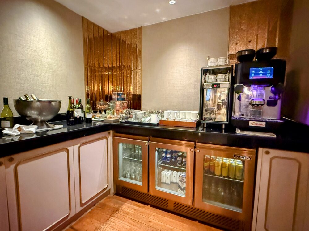 イブニングカクテルのドリンクステーション。コーヒーマシンやワイン、各種ドリンクがそろう。