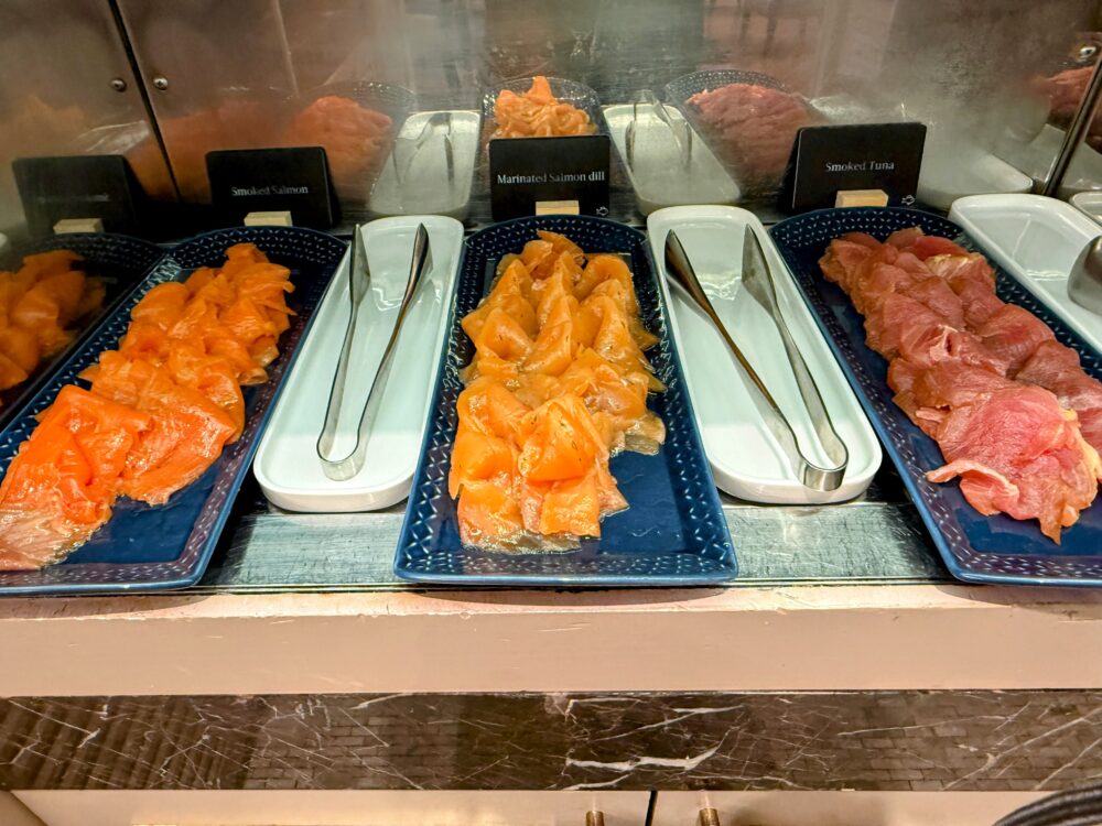 朝食ビュッフェの料理の盛り合わせ。