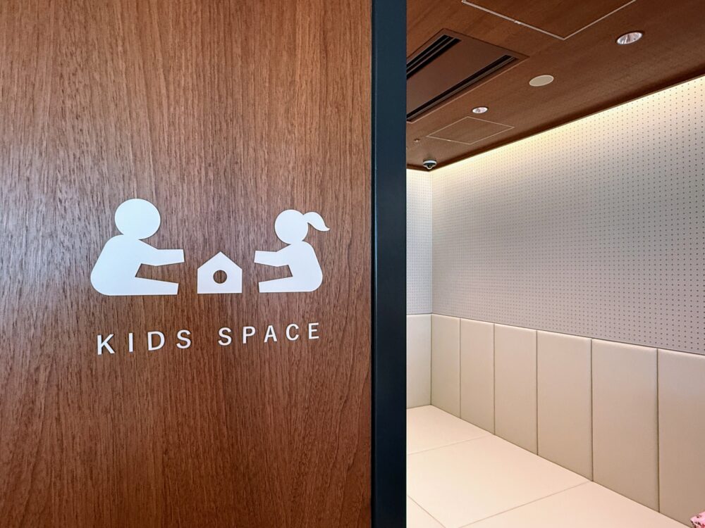 那覇空港カードラウンジ「LOUNGE HANA」のキッズスペース入口と白いクッション壁の室内