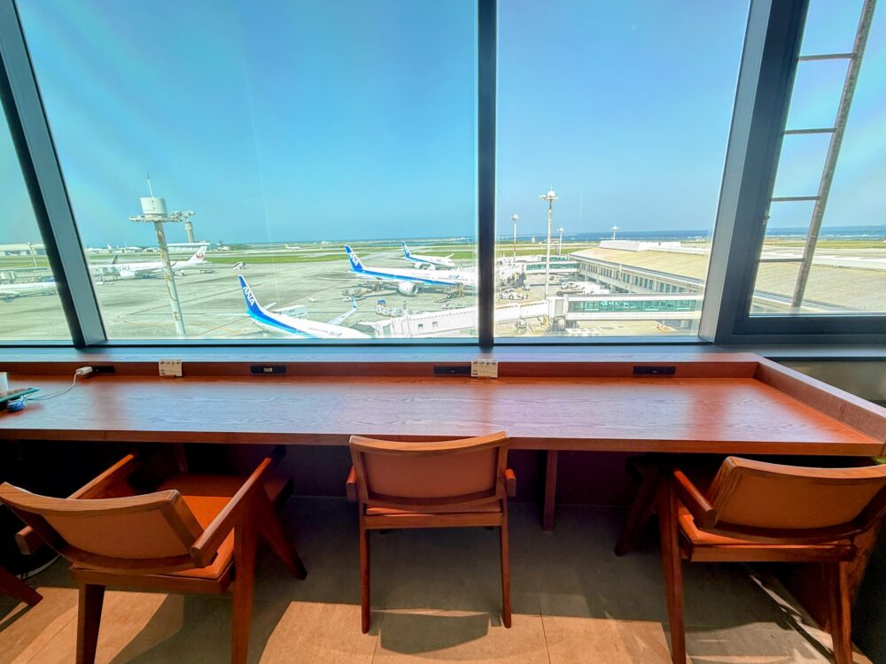 那覇空港カードラウンジ「LOUNGE HANA」の窓際カウンター席から滑走路とANA機を見渡す絶景ビュー