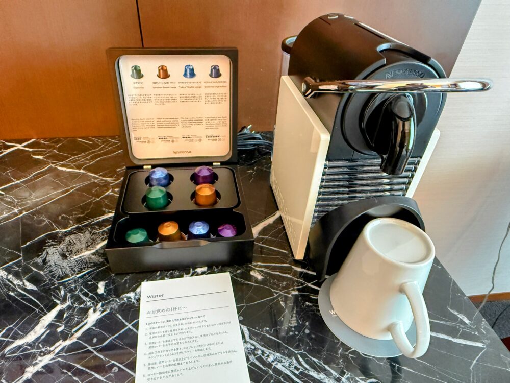 客室のネスプレッソマシンと6種類のコーヒーカプセル、マグカップ