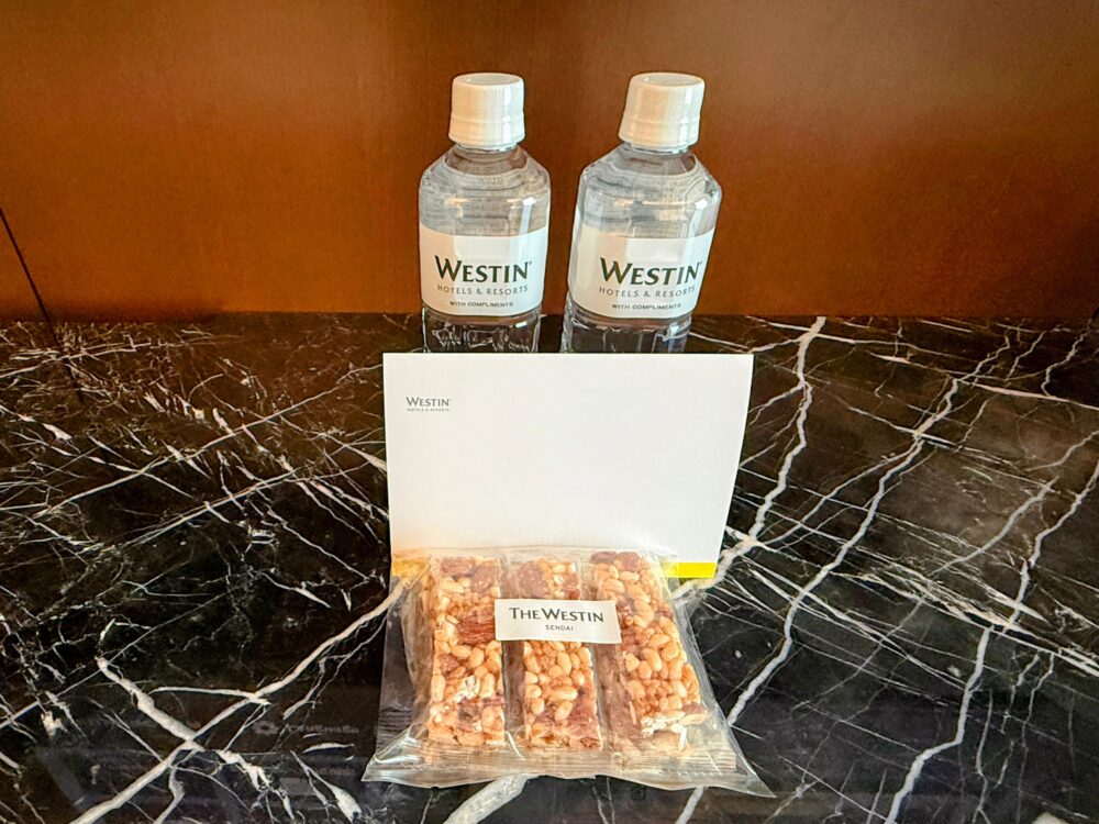 ウェルカムで用意されたウェスティンのミネラルウォーター2本とアーモンド菓子